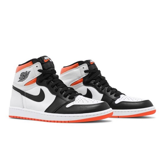 NIKE AIR JORDAN 1 RETRO HIGH OG SNEAKERS - Picture 2 of 12